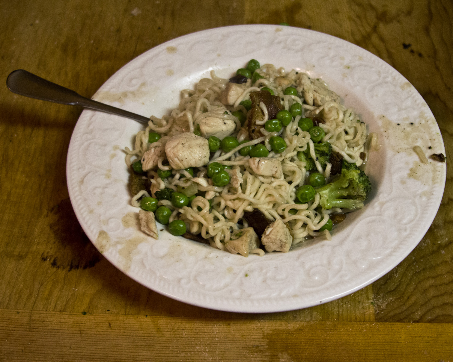 Stir-fry with bacon , Ramen noodles, chicken, and vegetables