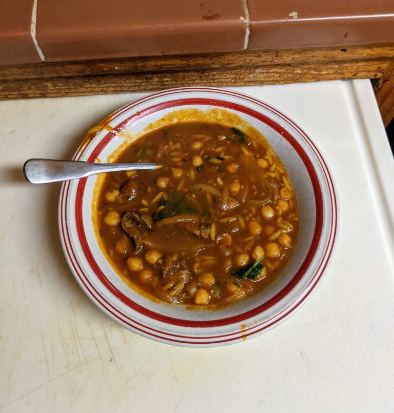 Tomato soup with chickpeas and onions